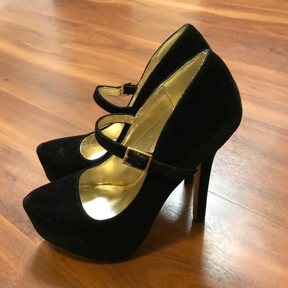 Black Pumps