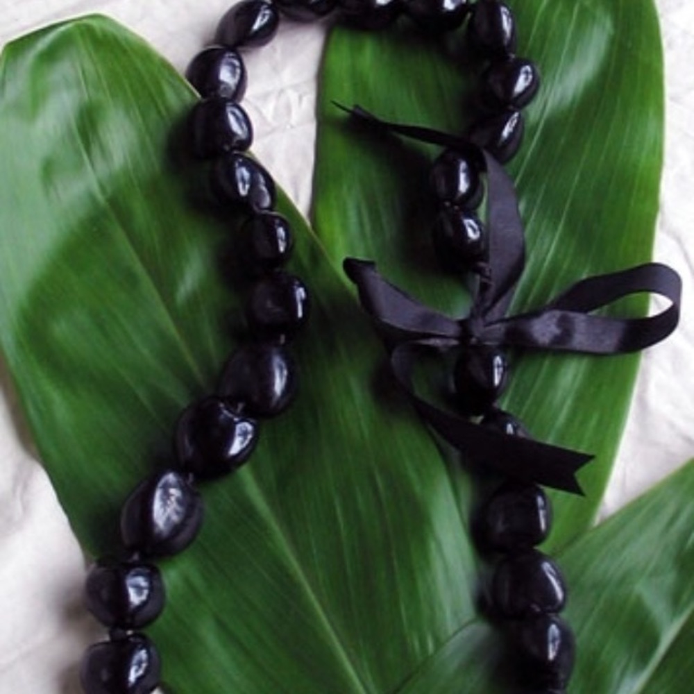 Black Kukui Shell lei