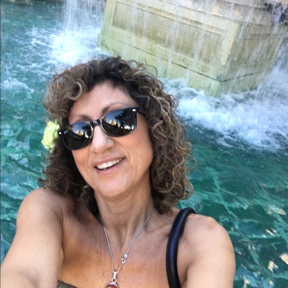 Meet your Posher, Karen - Picture 4 of 6