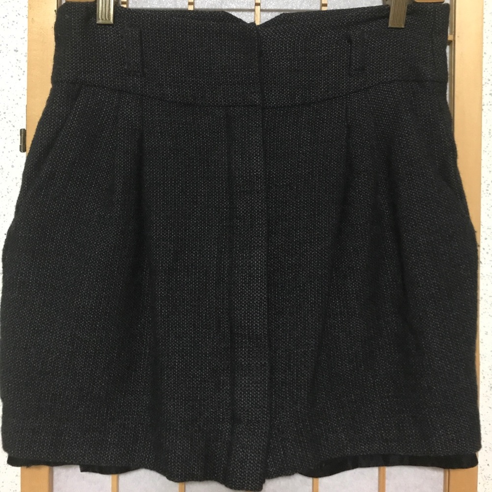 Business-chic, pleated skirt.