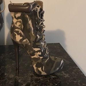 Army Fatigue Boots size 7 brand new.