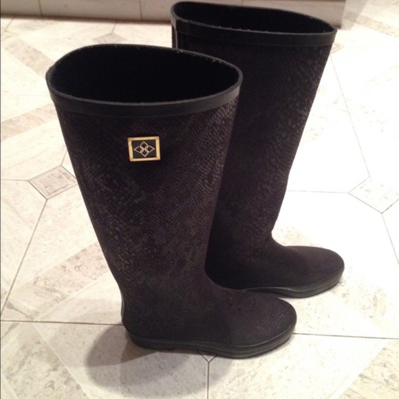 VS Limited Edition Rain Boots! - Picture 2 of 6