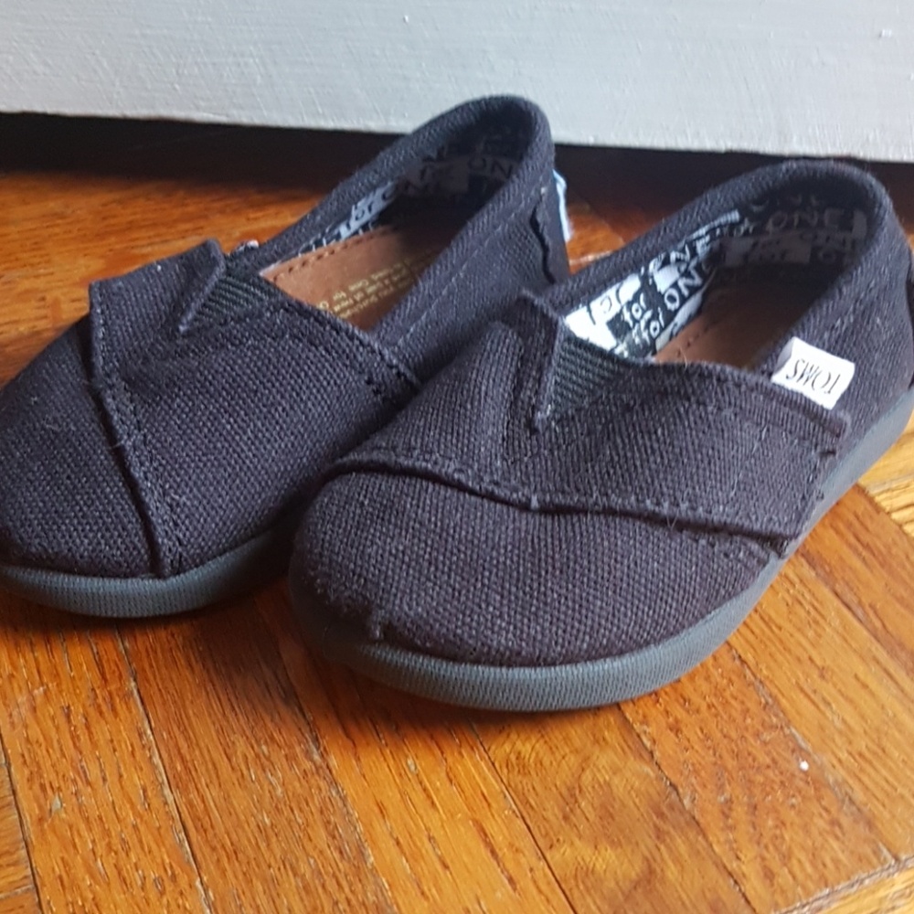 Toms toddler classics size 4T