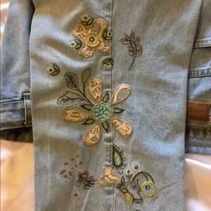 VGUC EMBROIDERED CROP JEANS BY COLDWATER CREEK.