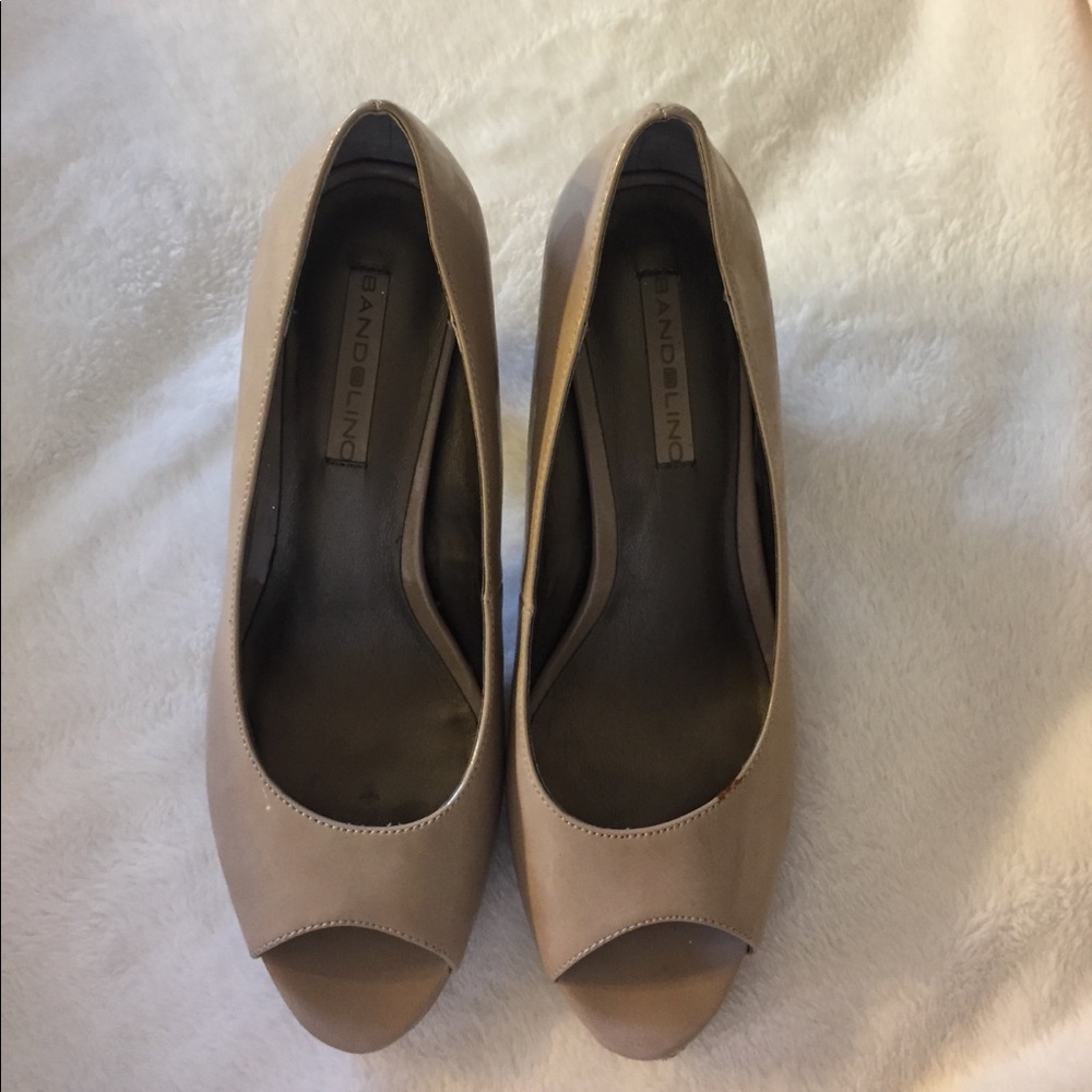 Bandolino nude peep toe kitten heels