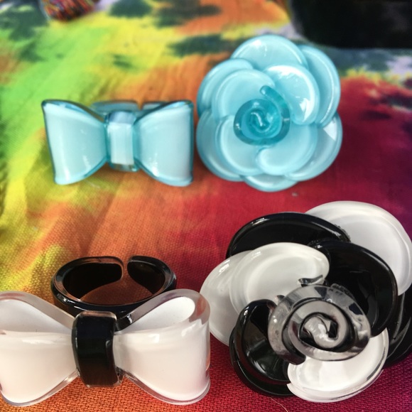 🆕 2 PIECE SET BOW & FLOWER RINGS 4 COLORS ACRYLIC - Picture 1 of 8