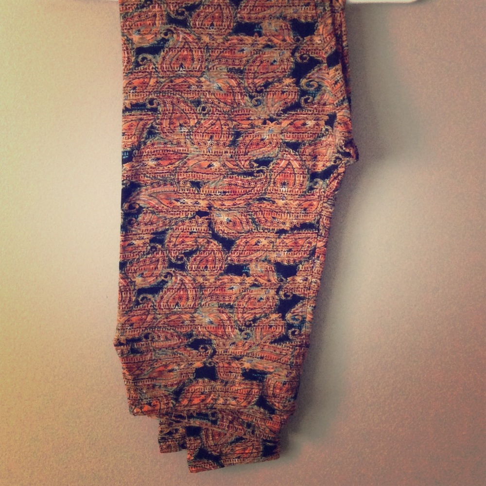 BNWT Orange lacey paisley TC leggings