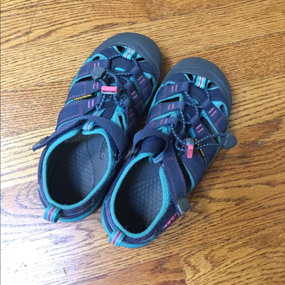 Kids Keen shoes size 2
