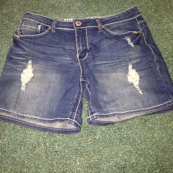 Distressed jean shorts - Picture 1 of 4
