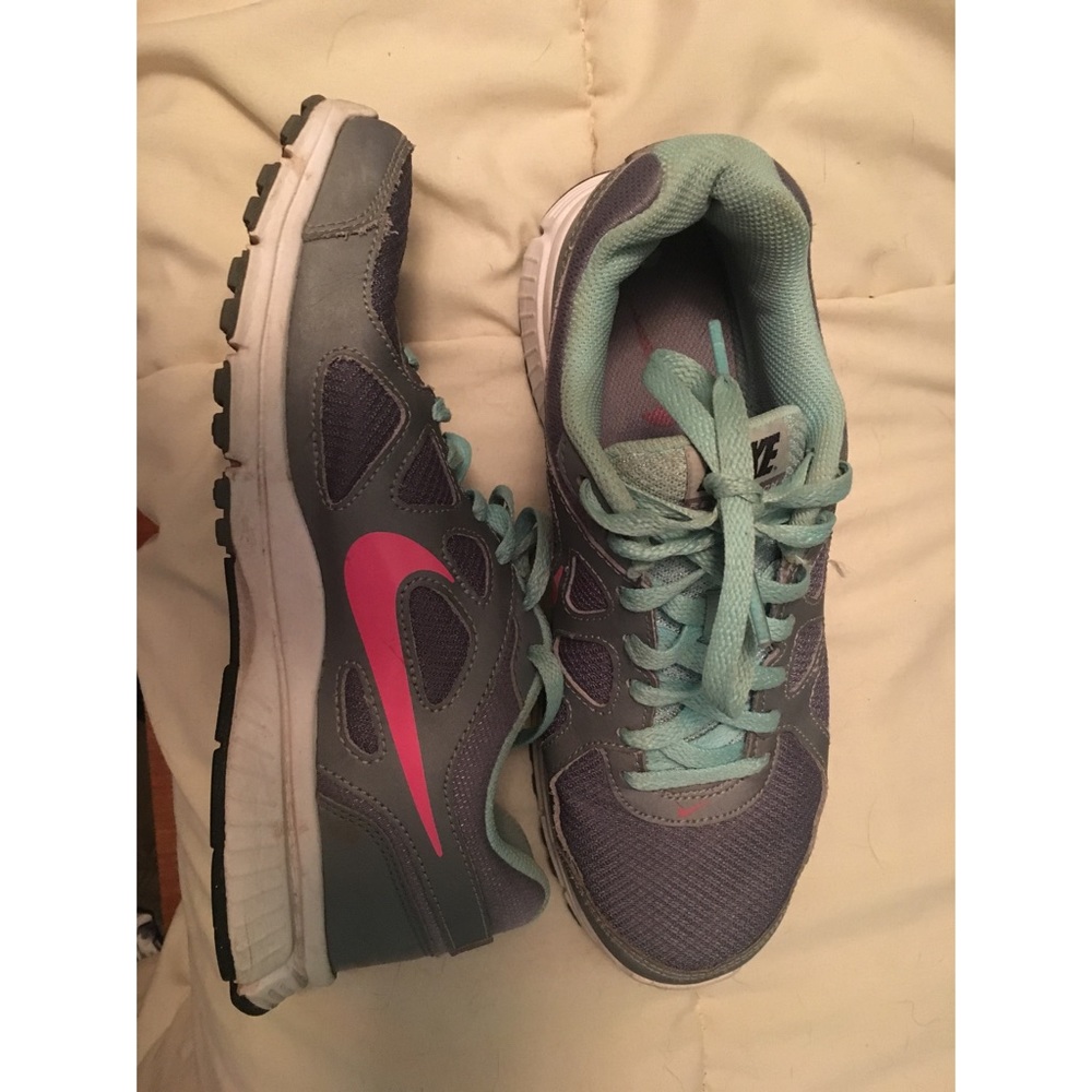 Size 7.5 women's nikes. Good condition