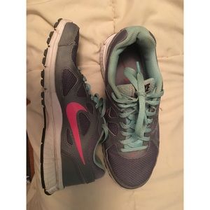 Size 7.5 women's nikes. Good condition