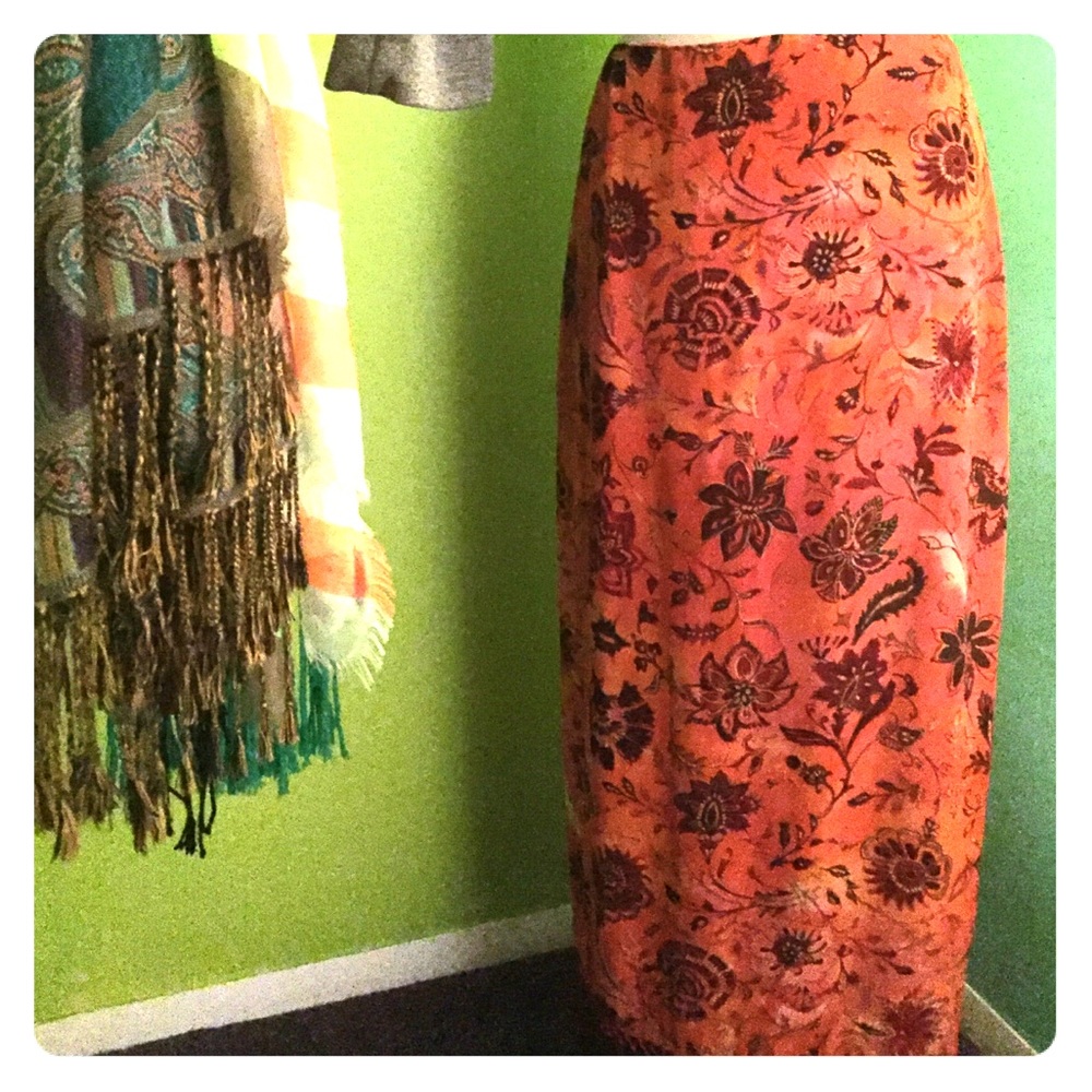 Flower/fringe hem long skirt