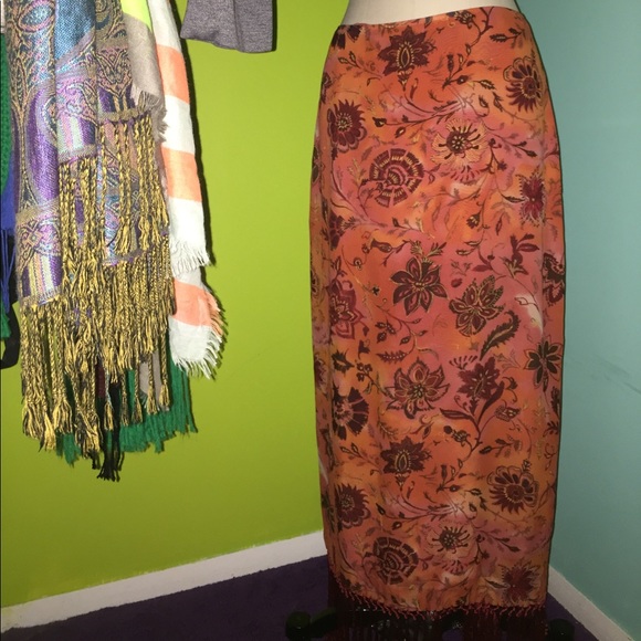 Flower/fringe hem long skirt - Picture 2 of 3