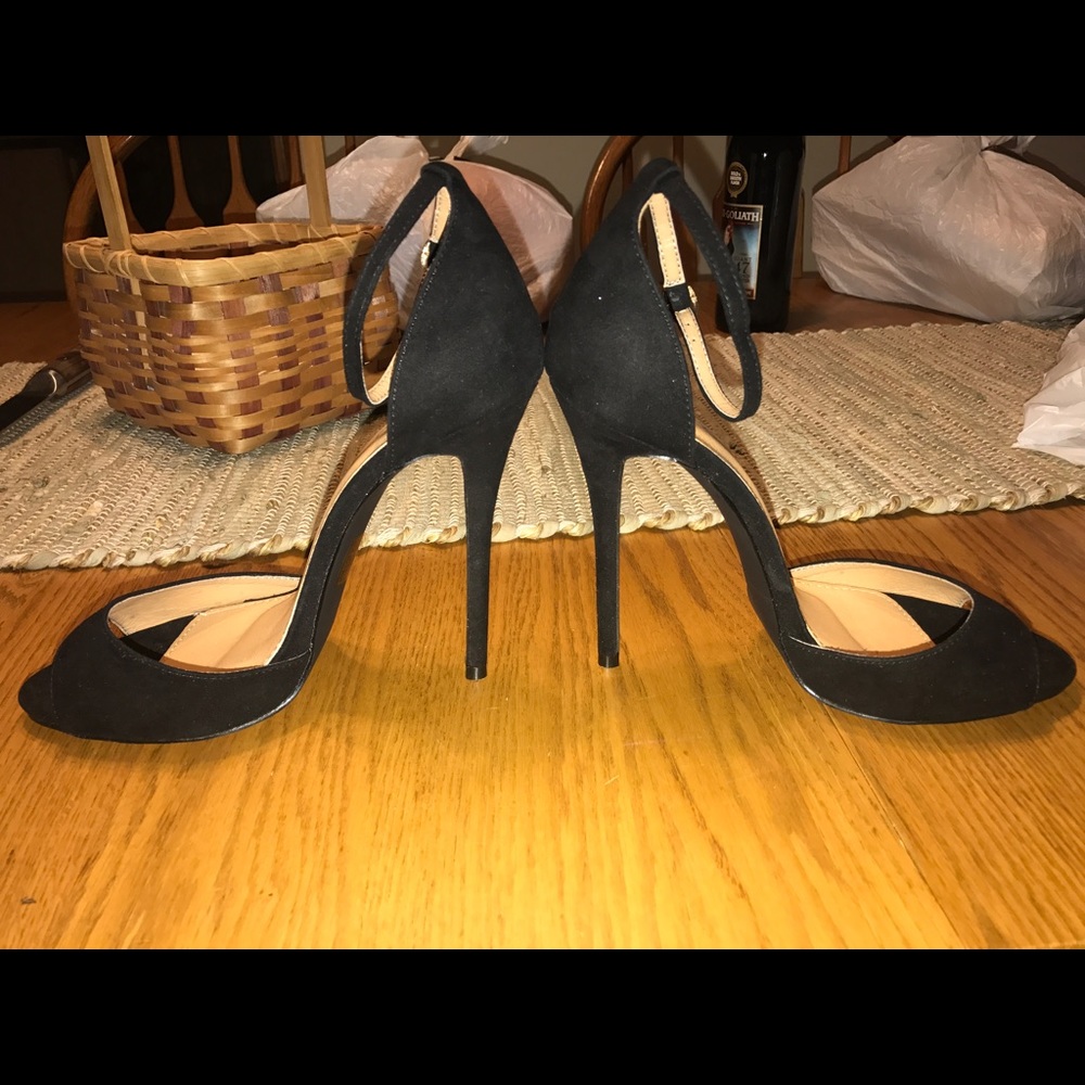 Black peep toe pumps