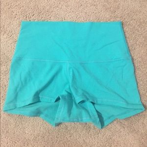 Lululemon Athletica Boogie Roll Down shorts size 8