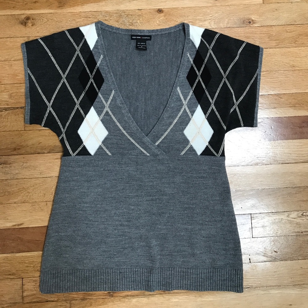 Short sleeved argyle and gray sweater