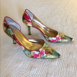 Anne Klein Size 7.5 Satin Floral Heels