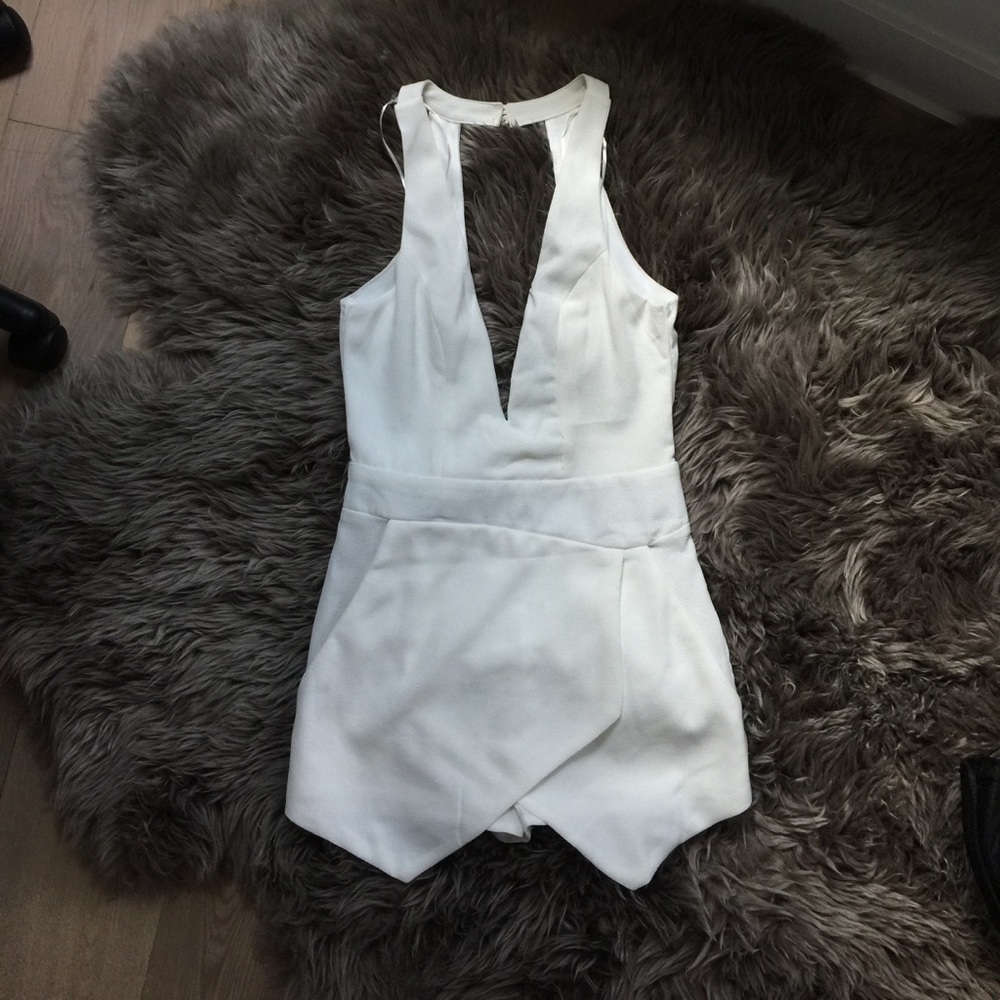 Modern Boho Low V, Open back white playsuit 6/M