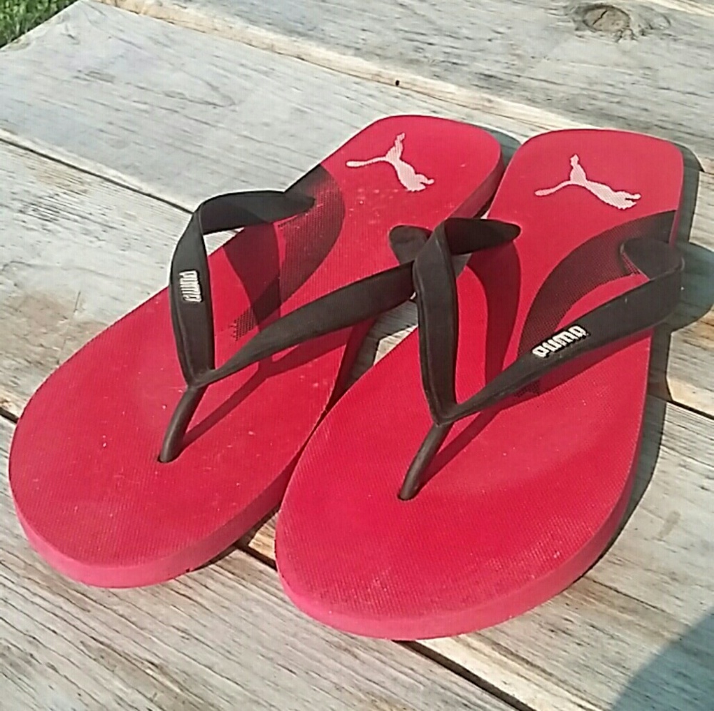 SOLD Mens Puma flip flops size 10-11