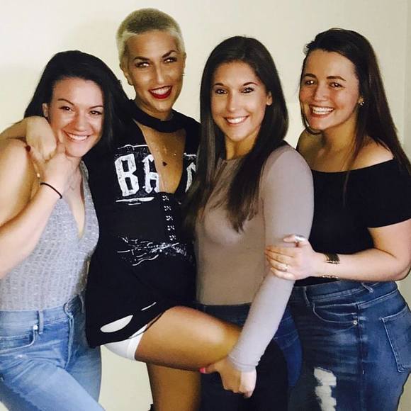 Meet your Posher, Nicole - Picture 1 of 1