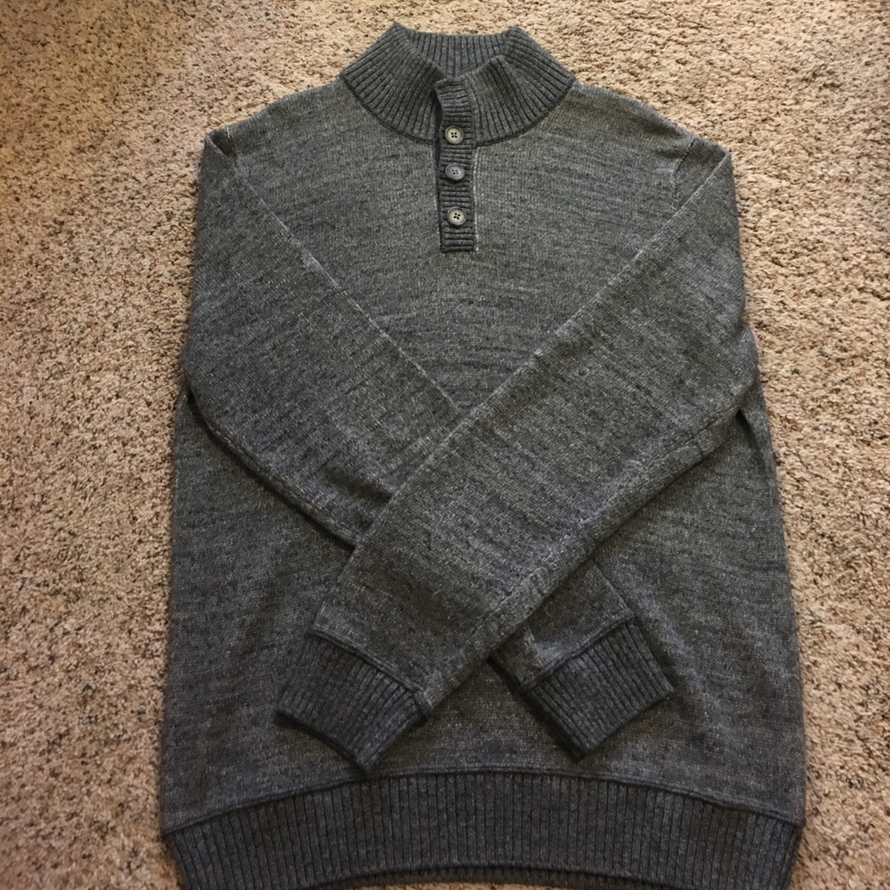 Gap Pullover w/ 4 buttons, size L