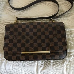 Louis Vuitton Cross Body Purse!