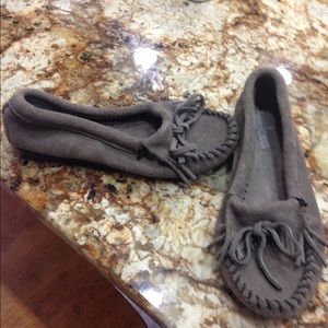 MinneTonka Women's Size 5