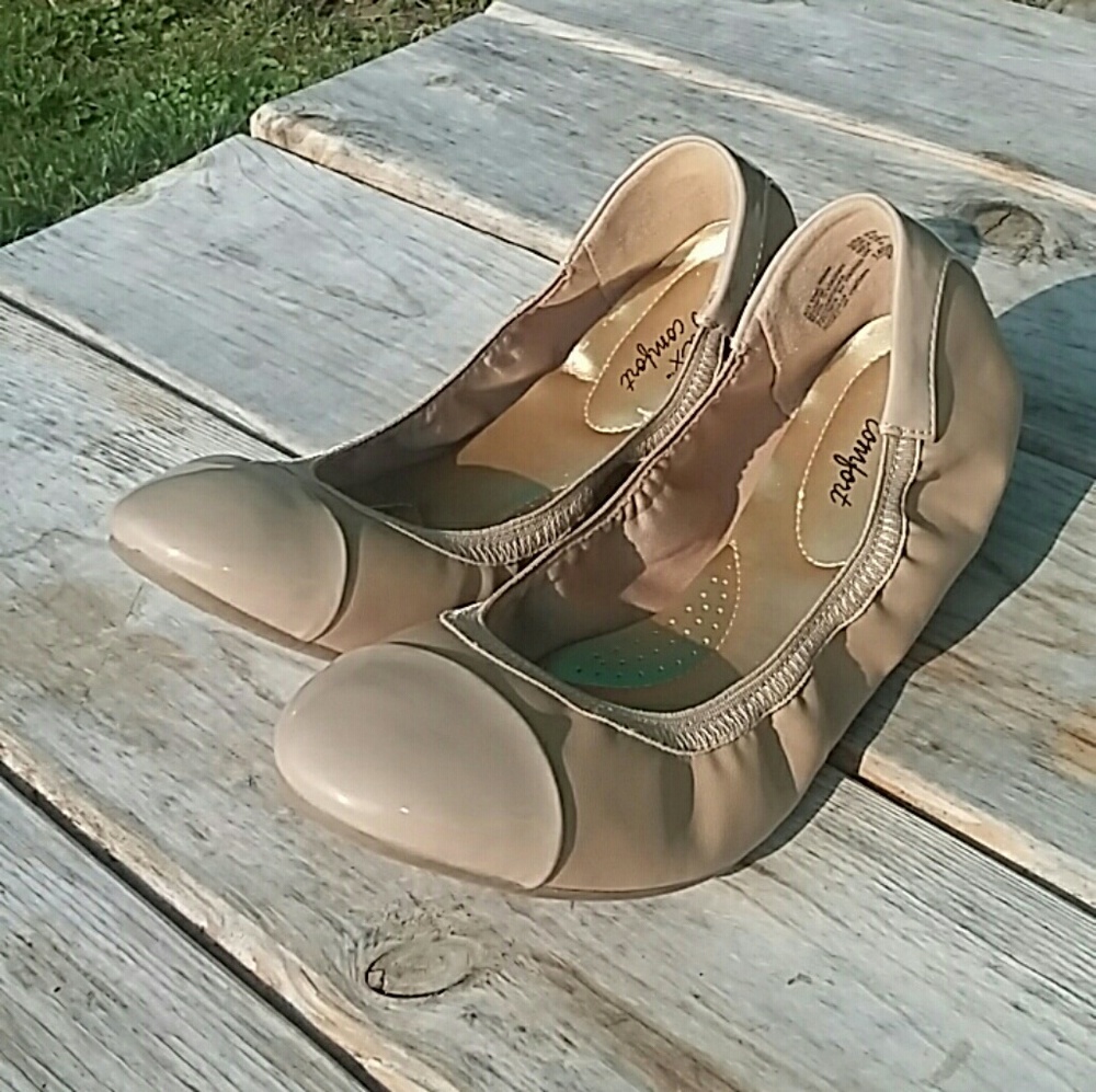 Womens NWOT nude flats size 9.5