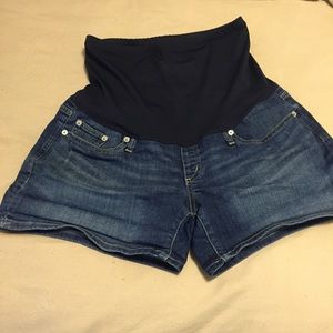 Gap maternity shorts
