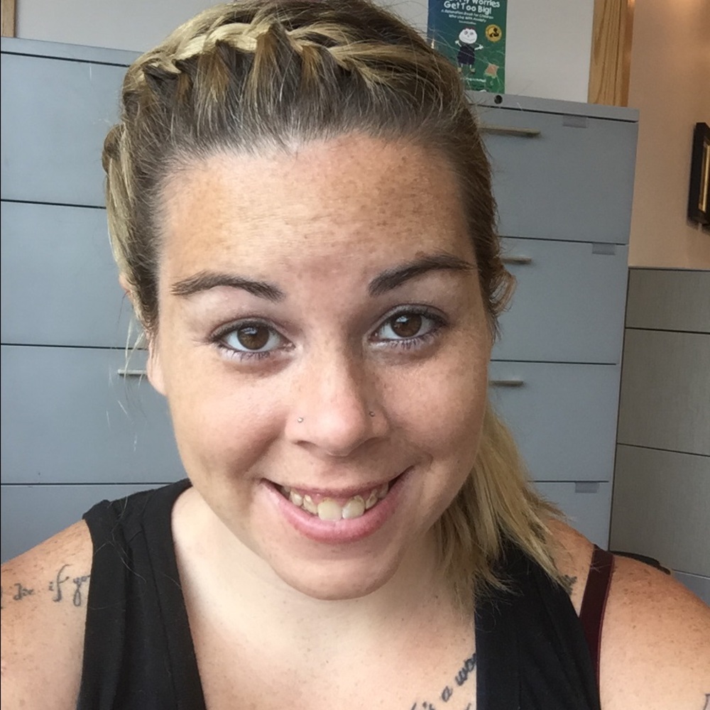 Meet your Posher, Caitlin