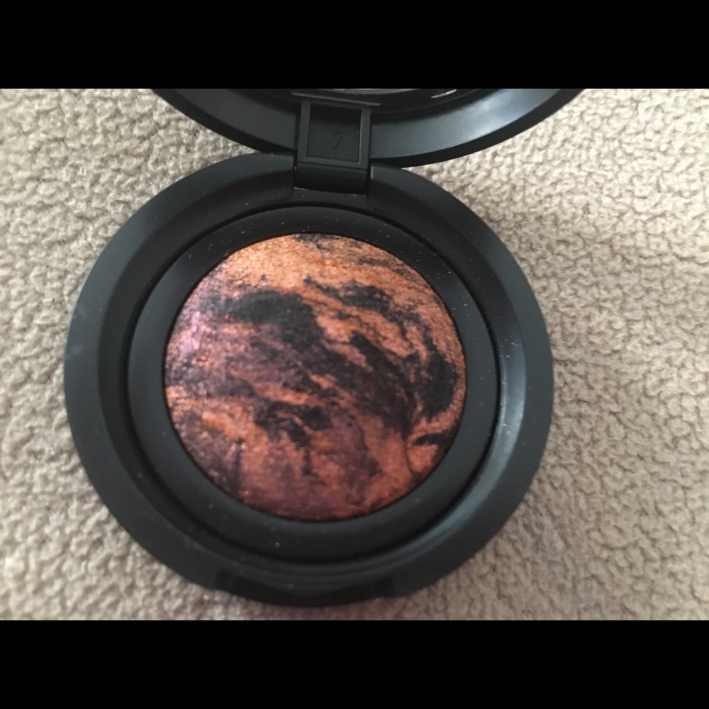 Laura Geller Eyeshadow and/or eyeliner ❤️🎉 Plum
