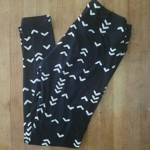black and white arrow Lularoe OS Leggings