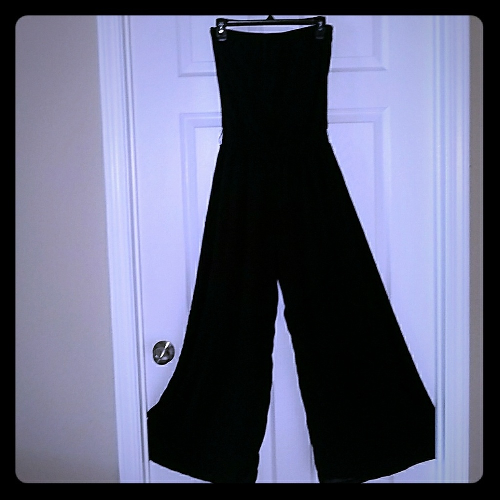 Flowy sleeveless wide leg black jumpsuit