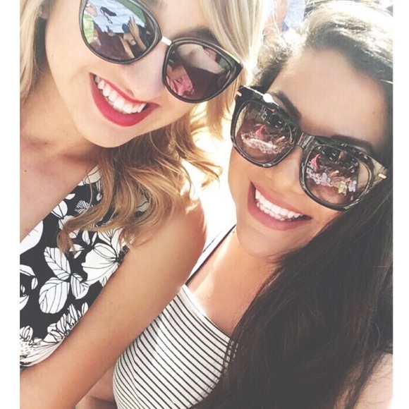 *Meet Your Posh Stylist* 💕 - Picture 2 of 3