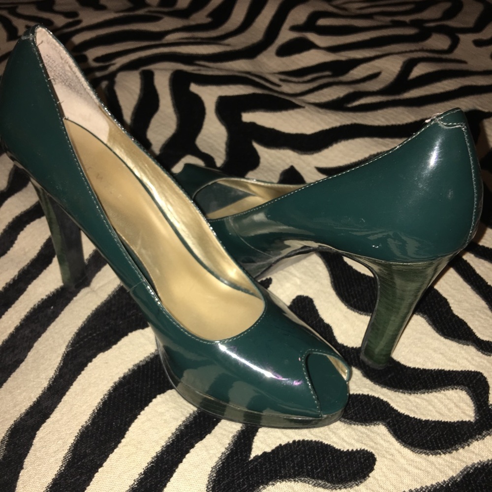 Turquoise Nine West patent leather peep toe pump