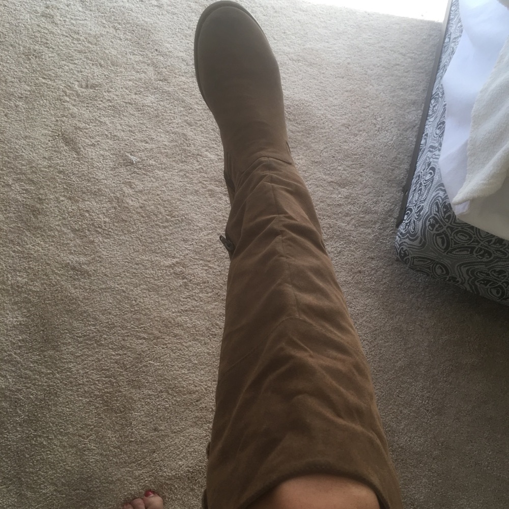 brown high knee boots