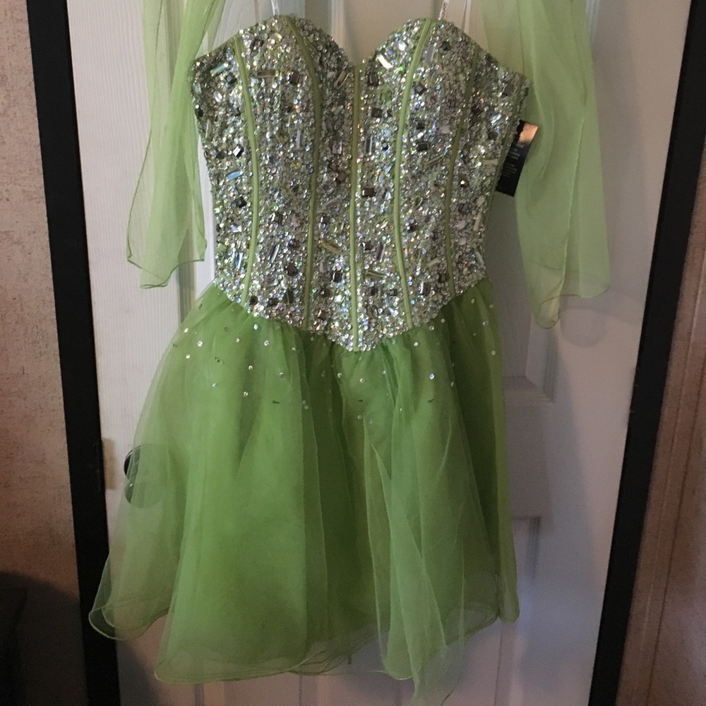 XS Strapless stone embellished homecoming dress 💚