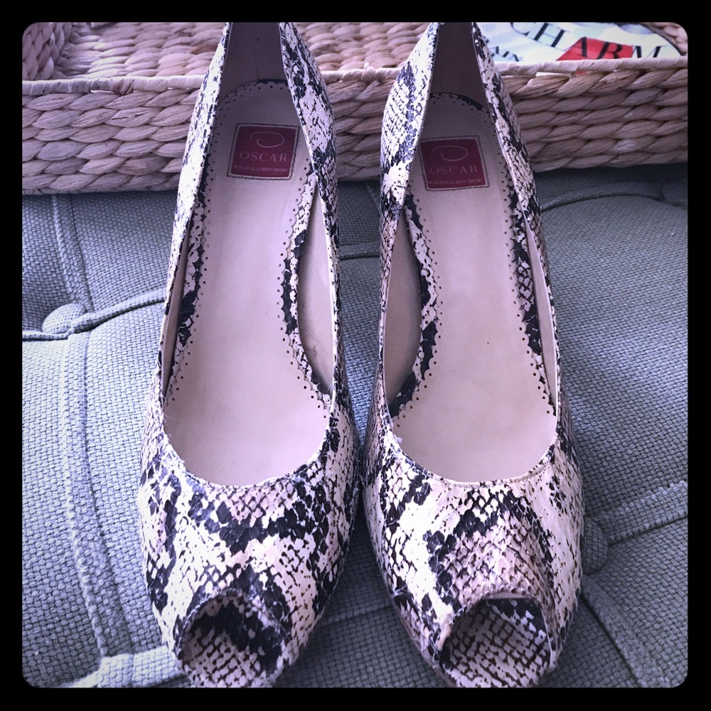 Oscar De La Renta Peep Toes: Size 8