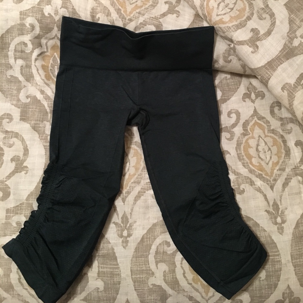 Lululemon in the flow crops