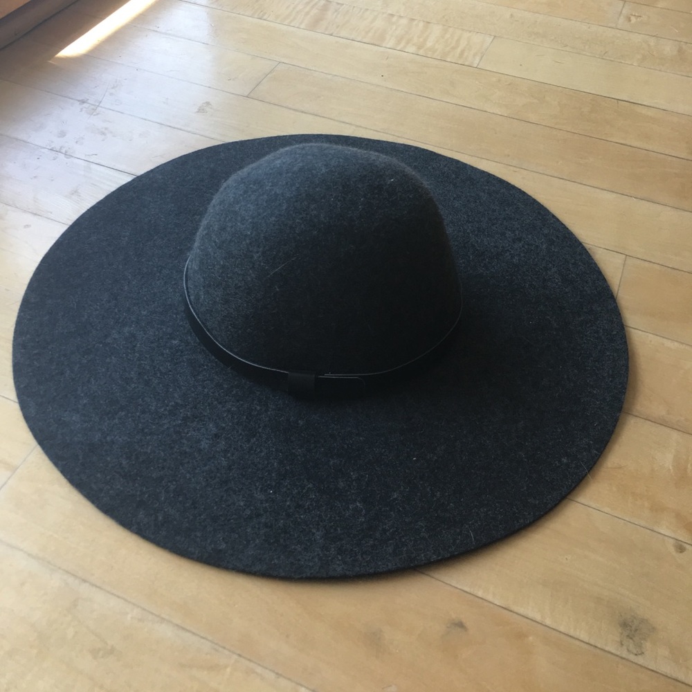 Grey wide-brim hat with black faux leather band
