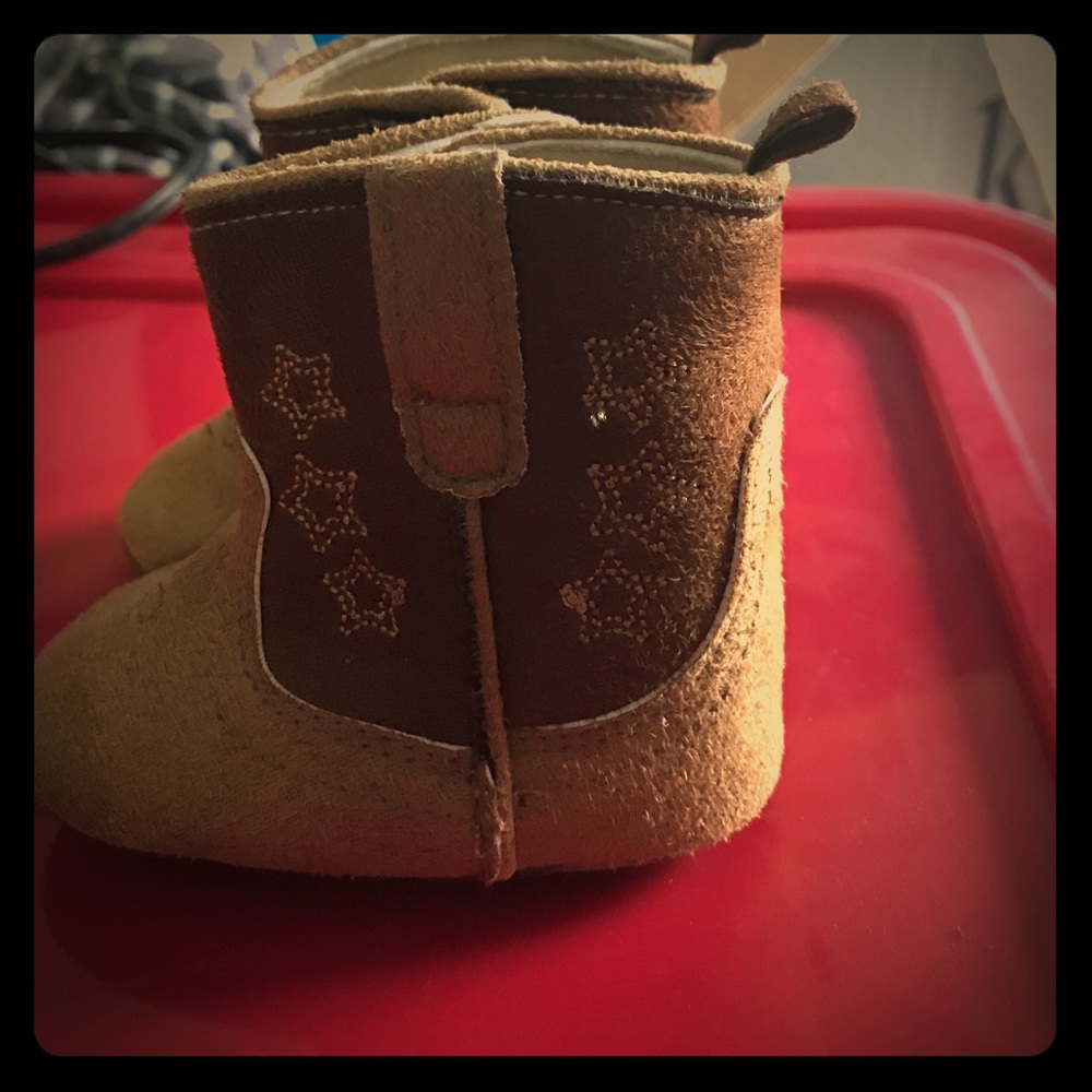 Super adorable infant cowboy 🤠 boots!