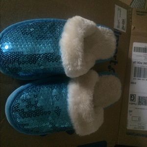 Girls toddler size 13 blue slippers