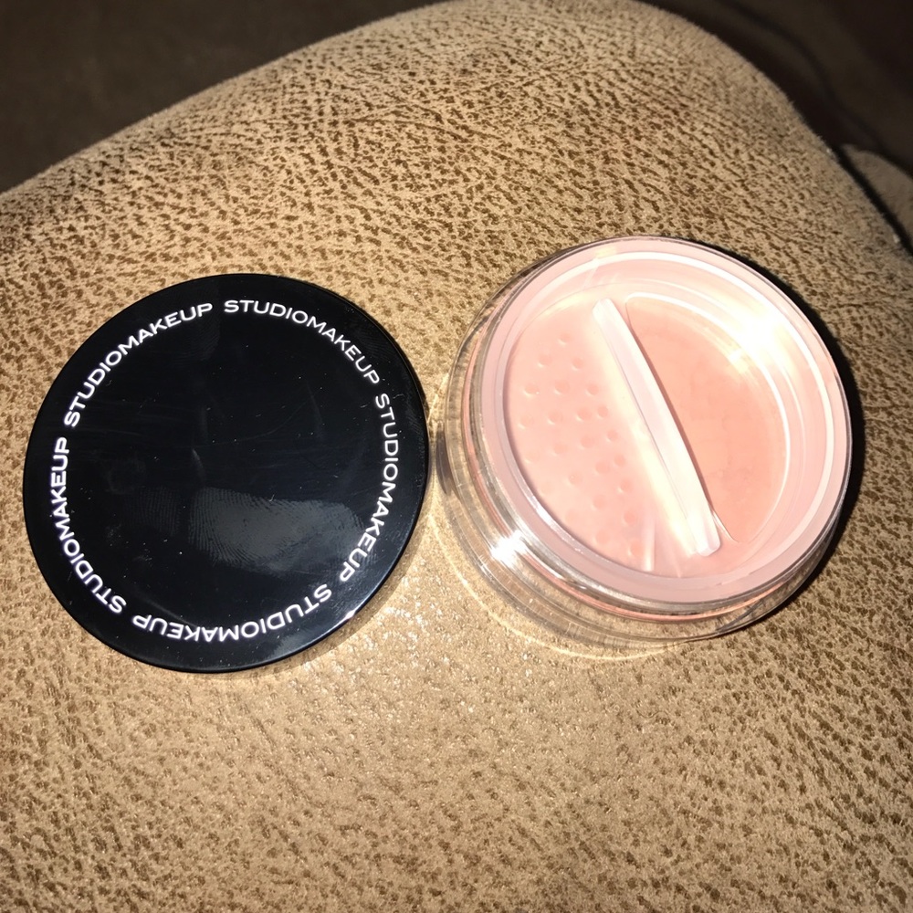 Studio makeup loose blush