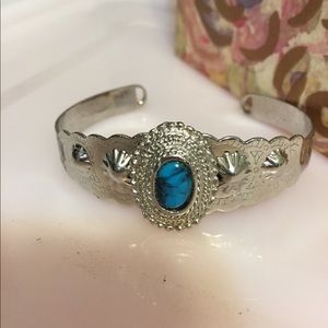 Metal bracelet in southwestern style w/faux stone