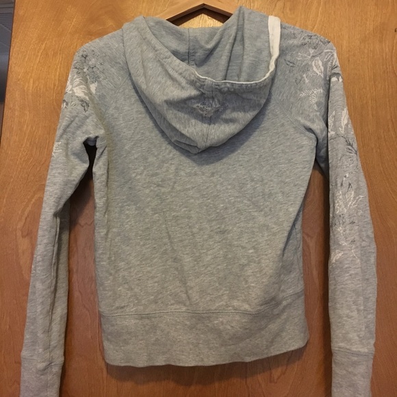 Gap pullover w flower designs - Picture 2 of 3