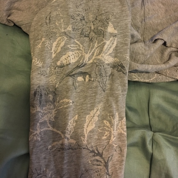 Gap pullover w flower designs - Picture 3 of 3