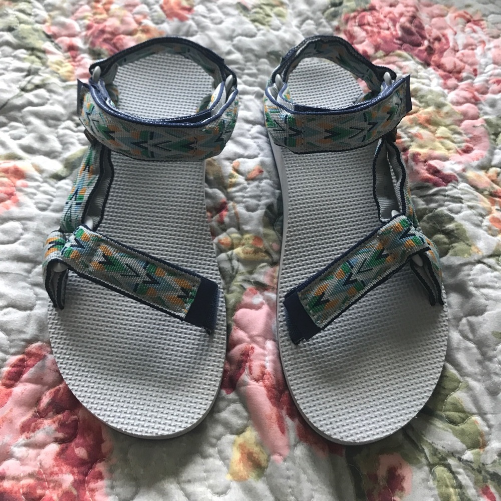 Tevas like new!!