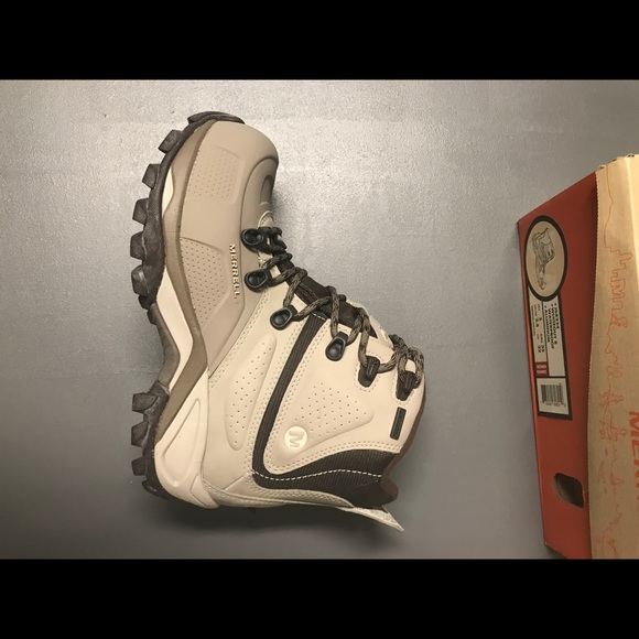 NIB Merrell whiteout water proof boots. size 5 display picture 2