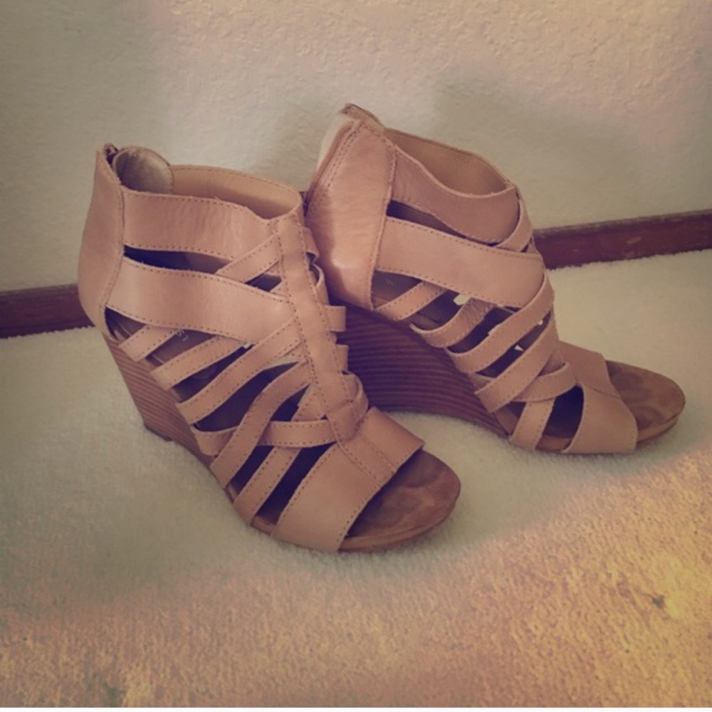 Nine West tan wedges