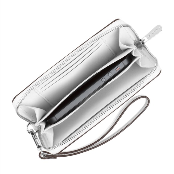 🚫Sold🚫Michael Kors Jet Set Dot Phone Wristlet - Picture 2 of 6